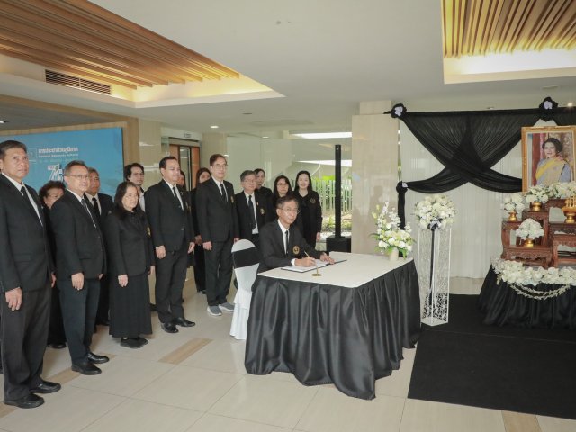 นายสุรชัย เชื้อแพ่ง ประธานกรรมการ คณะกรรมการ ผู้จัดการและเจ้าหน้าที่ สหกรณ์ออมทรัพย์การประปาส่วนภูมิภาค จำกัด ร่วมพิธีน้อมรำลึกในพระมหากรุณาธิคุณ และลงนามถวายความอาลัยแด่พระนางเจ้าสิริกิติ์พระบรมราชินีนาถ พระบรมราชชนนีพันปีหลวง เพื่อแสดงความจงรักภักดีและสำนึกในพระมหากรุณาธิคุณอันหาที่สุดมิได้ ณ ห้องโถง อาคาร 1 สำนักงานใหญ่ การประปาส่วนภูมิภาค เมื่อวันที่ 30 ตุลาคม 2568